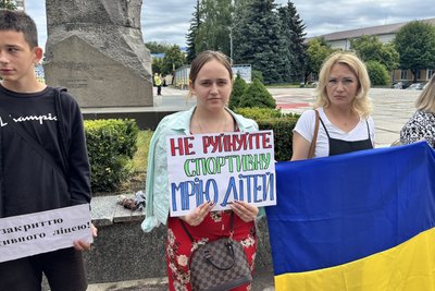 Учні, батьки та викладачі Бердичівського спортліцею виходили на протест під стіни Житомирської облради Учні, батьки та викладачі Бердичівського спортліцею виходили на протест під стіни Житомирської облради