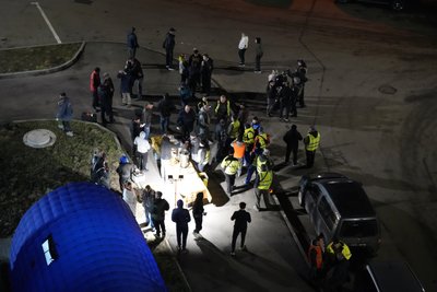 Люди біля місця влучання безпілотників у Харкові, 26 березня 2025 року Люди біля місця влучання безпілотників у Харкові, 26 березня 2025 року