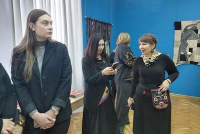 "Моє мистецтво дивне, але воно торкає", — одеська художниця у Житомирі розповіла, чому створює живопис на старих килимах "Моє мистецтво дивне, але воно торкає", — одеська художниця у Житомирі розповіла, чому створює живопис на старих килимах