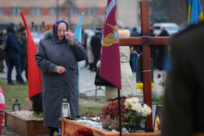 До могил полеглих захисників поклали квіти До могил полеглих захисників поклали квіти