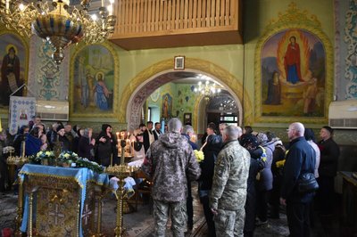 В Луцькій громаді попрощалися з молодшим сержантом Миколою Харічевим