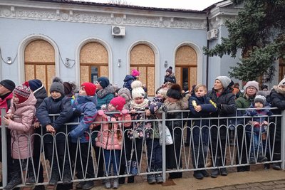 До Ізюма прибув поїзд Святого Миколая, діти чекали його на міському вокзалі До Ізюма прибув поїзд Святого Миколая, діти чекали його на міському вокзалі