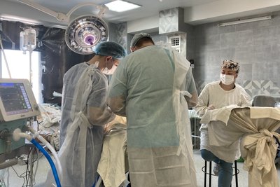 Лікарі проводять операцію у військовому шпиталі в Харкові Лікарі проводять операцію у військовому шпиталі в Харкові