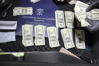 На Рівненській митниці викрили схему вимагання хабарів за заниження вартості імпортованих товарів На Рівненській митниці викрили схему вимагання хабарів за заниження вартості імпортованих товарів