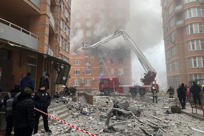 Рятувальники гасять пожежу в будинку в Одесі після обстрілу