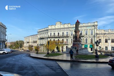На пам'ятник Катерині II в центрі Одеси надягли червоний ковпак ката На пам'ятник Катерині II в центрі Одеси надягли червоний ковпак ката