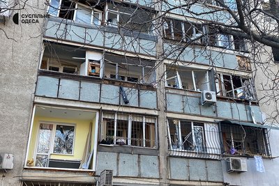 Понівечені авто, вибиті вікна та пошкоджені балкони: фото наслідків атаки РФ на Приморський район Одеси Понівечені авто, вибиті вікна та пошкоджені балкони: фото наслідків атаки РФ на Приморський район Одеси