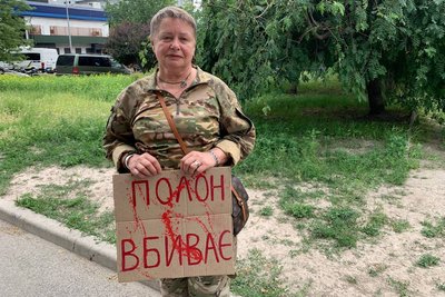 "Байдужість вбиває": в Києві пройшла акція на підтримку військовополонених "Байдужість вбиває": в Києві пройшла акція на підтримку військовополонених