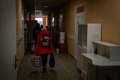 Діти йдуть по коридору притулку в Слов'янську, 13 березня 2023 року Діти йдуть по коридору притулку в Слов'янську, 13 березня 2023 року