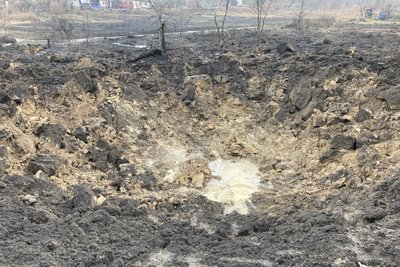 Пісочин, вирва після влучання ракети РФ Пісочин, вирва після влучання ракети РФ