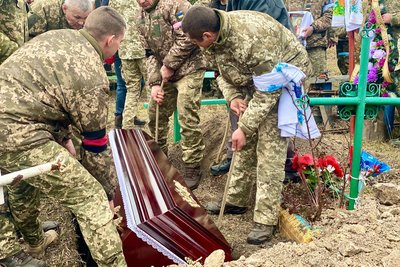 В Одеській області прощалися з військовими, який загинув в бою на Донеччині В Одеській області прощалися з військовими, який загинув в бою на Донеччині
