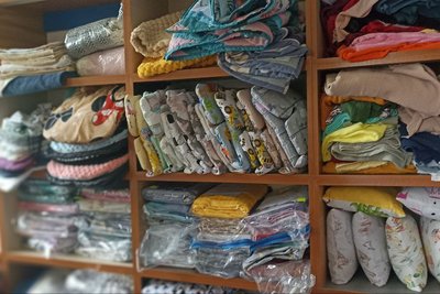 Безоплатні речі для породіль: як житомирянка допомагає жінкам у складних життєвих обставинах
