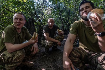 Українські бійці батальйону "Айдар" їдять гамбургери на позиціях біля Бахмуту