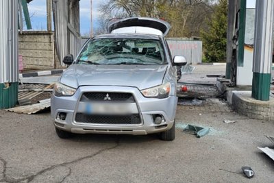 Автівка, яка була пошокджена внаслідок удару по АЗС у Богодухові Автівка, яка була пошокджена внаслідок удару по АЗС у Богодухові