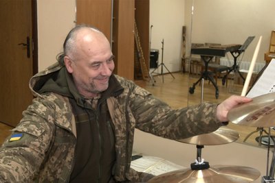 На фронті грав на пеньках замість барабанів: викладач луцької музшколи прийшов у відпустку На фронті грав на пеньках замість барабанів: викладач луцької музшколи прийшов у відпустку