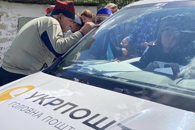 Як працює пошта під час війни: історія листоноші з Донеччини Як працює пошта під час війни: історія листоноші з Донеччини