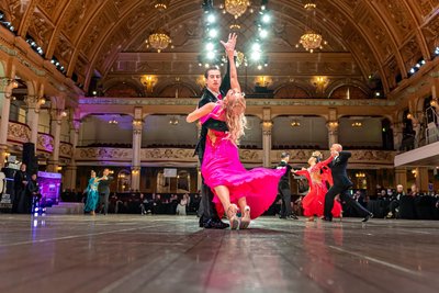 Танцювальна пара на паркеті Blackpool Dance Festival Танцювальна пара на паркеті Blackpool Dance Festival