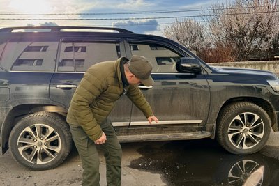 Вячеслав Задоренко показує, куди до його авто прикріпили вибухівку.