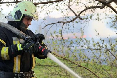 Рятувальник гасить пожежу в екосистемі у Немишлянському районі Харкова Рятувальник гасить пожежу в екосистемі у Немишлянському районі Харкова