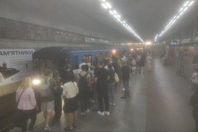 Люди очікують в чергах: київське метро відновило роботу після відбою повітряної тривоги Люди очікують в чергах: київське метро відновило роботу після відбою повітряної тривоги