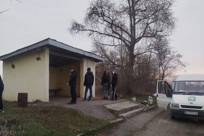 Учні з викладачами профліцею облагородили та розмалювали зупинку на Рівненщині Учні з викладачами профліцею облагородили та розмалювали зупинку на Рівненщині
