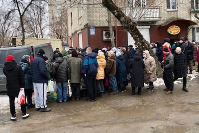 Черга за гуманітарною допомогою для літніх людей, Харків. Фото з особистого архіву Артема Приходька Черга за гуманітарною допомогою для літніх людей, Харків. Фото з особистого архіву Артема Приходька