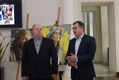 " У серці з Україною": у Вінниці відкрилася благодійна виставка на підтримку захисників " У серці з Україною": у Вінниці відкрилася благодійна виставка на підтримку захисників