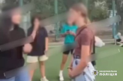 У Києві дівчата-підлітки побили 12-річну школярку У Києві дівчата-підлітки побили 12-річну школярку
