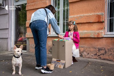 Школярка з Одеси продає власноруч сплетені браслети, аби допомогти ЗСУ Школярка з Одеси продає власноруч сплетені браслети, аби допомогти ЗСУ