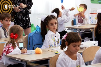 "Перше вересня без квітів": в Одесі школярі та батьки долучилися до акції на підтримку ЗСУ "Перше вересня без квітів": в Одесі школярі та батьки долучилися до акції на підтримку ЗСУ