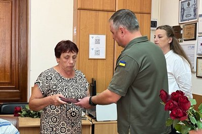 У Житомирі рідним загиблих у боях за Україну воїнів передали державні нагороди