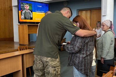 У Бердичеві на Житомирщині родині загиблого військовослужбовця передали державні нагороди У Бердичеві на Житомирщині родині загиблого військовослужбовця передали державні нагороди