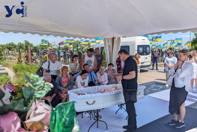 В Одесі попрощались з 4-річною Златою, яка померла у лікарні внаслідок обстрілу РФ 29 квітня В Одесі попрощались з 4-річною Златою, яка померла у лікарні внаслідок обстрілу РФ 29 квітня