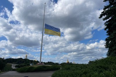 У Києві приспустили головний прапор України
