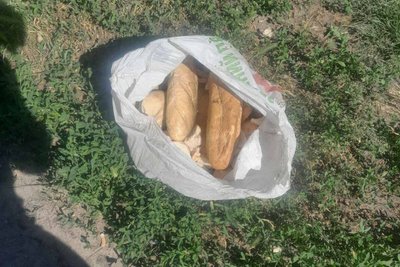 У деокупованому Слатиному на Харківщині проведуть перевірку через знайдену на смітнику гумдопомогу У деокупованому Слатиному на Харківщині проведуть перевірку через знайдену на смітнику гумдопомогу