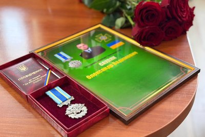 Батькам загиблого прикордонника з Одещини вручили державну нагороду сина Батькам загиблого прикордонника з Одещини вручили державну нагороду сина