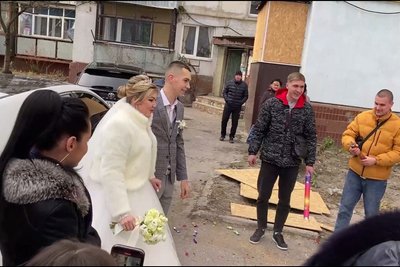 У будинку в Клугино-Башкирівці, пошкодженому вночі ракетою РФ, вранці зіграли весілля У будинку в Клугино-Башкирівці, пошкодженому вночі ракетою РФ, вранці зіграли весілля