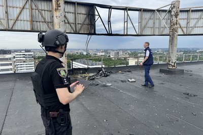 Працівники екстрених служб на даху багатоповерхівки, куди влучив "Шахед", у Немишлянському районі Харкова, 4 червня 2026 року Працівники екстрених служб на даху багатоповерхівки, куди влучив "Шахед", у Немишлянському районі Харкова, 4 червня 2026 року