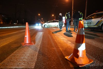 На вулиці Дудинської у Харкові легковик збив двох підліток, вони у тяжкому стані На вулиці Дудинської у Харкові легковик збив двох підліток, вони у тяжкому стані
