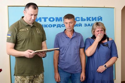 У Житомирі рідним загиблих за Україну прикордонників передали державні нагороди У Житомирі рідним загиблих за Україну прикордонників передали державні нагороди