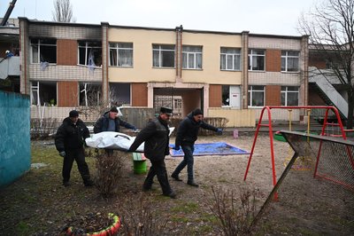 Тіло виносять на місці падіння гелікоптера з командуванням МВС на борту біля дитячого садка у Броварах