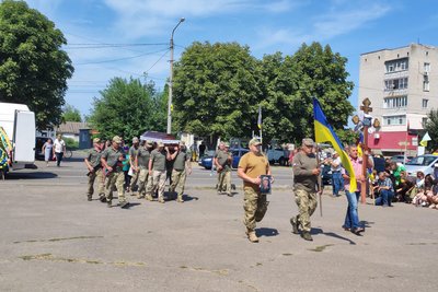 На щиті: на Черкащині попрощалися із десантником