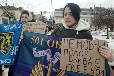 У Хмельницькому утворили ланцюг єдності задля повернення полонених