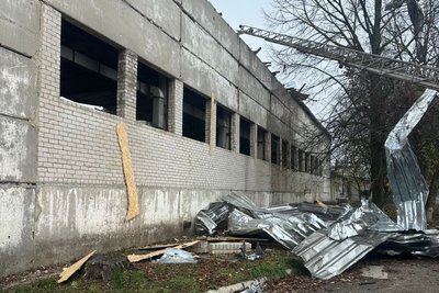 Наслідки атаки російських безпілотників на підприємство у Лозовій Наслідки атаки російських безпілотників на підприємство у Лозовій