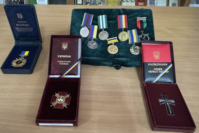 "Герої серед нас": вечір пам'яті військовослужбовця Сергія Кузнєва провели в науковій бібліотеці УжНУ "Герої серед нас": вечір пам'яті військовослужбовця Сергія Кузнєва провели в науковій бібліотеці УжНУ