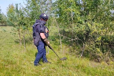 Земля буде безпечна: як рятувальники з Житомирщини розміновують території України Земля буде безпечна: як рятувальники з Житомирщини розміновують території України