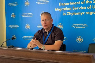 На Житомирщині примусово видворили до Молдови громадянина, який не залишив Україну На Житомирщині примусово видворили до Молдови громадянина, який не залишив Україну