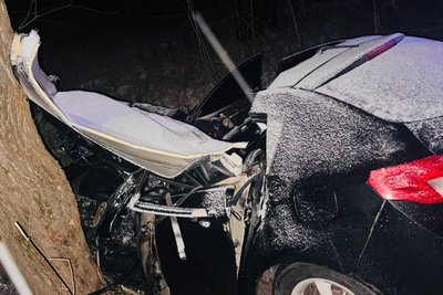 Автівка, яка врізалася у дерево на автошляху Нова Водолага-Вільхуватка, 10 січня 2026 року Автівка, яка врізалася у дерево на автошляху Нова Водолага-Вільхуватка, 10 січня 2026 року