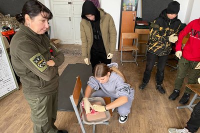 Життєво необхідні знання: у Миколаєві дітей навчали основ тактичної медицини Життєво необхідні знання: у Миколаєві дітей навчали основ тактичної медицини