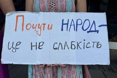В Ужгороді 24 день поспіль проводять мирну акцію проти відставки ексміністра оборони Михайла Федорова В Ужгороді 24 день поспіль проводять мирну акцію проти відставки ексміністра оборони Михайла Федорова
